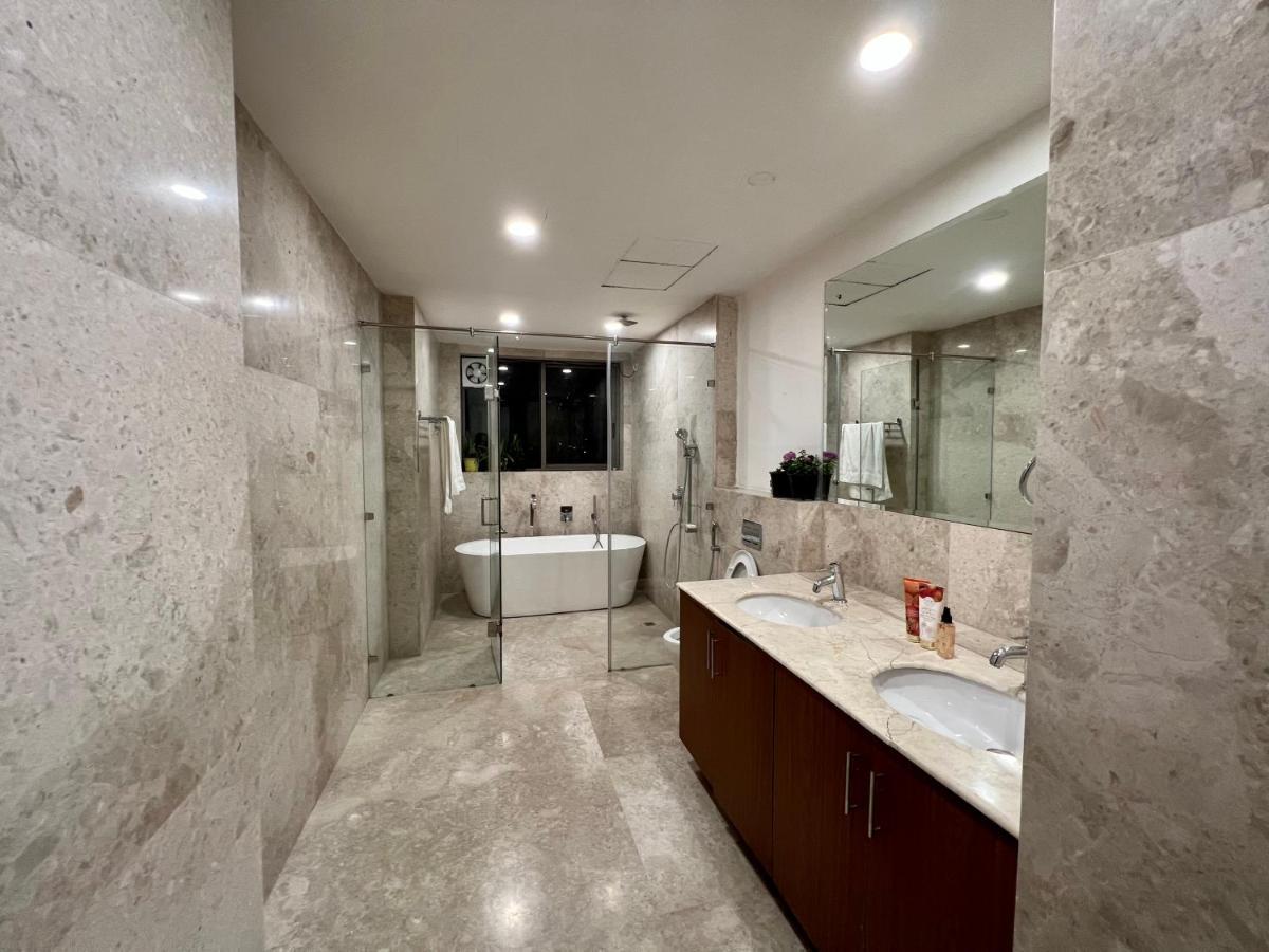 Luxury Master Bedroom With Bathtub N Private Entry Гургаон Экстерьер фото