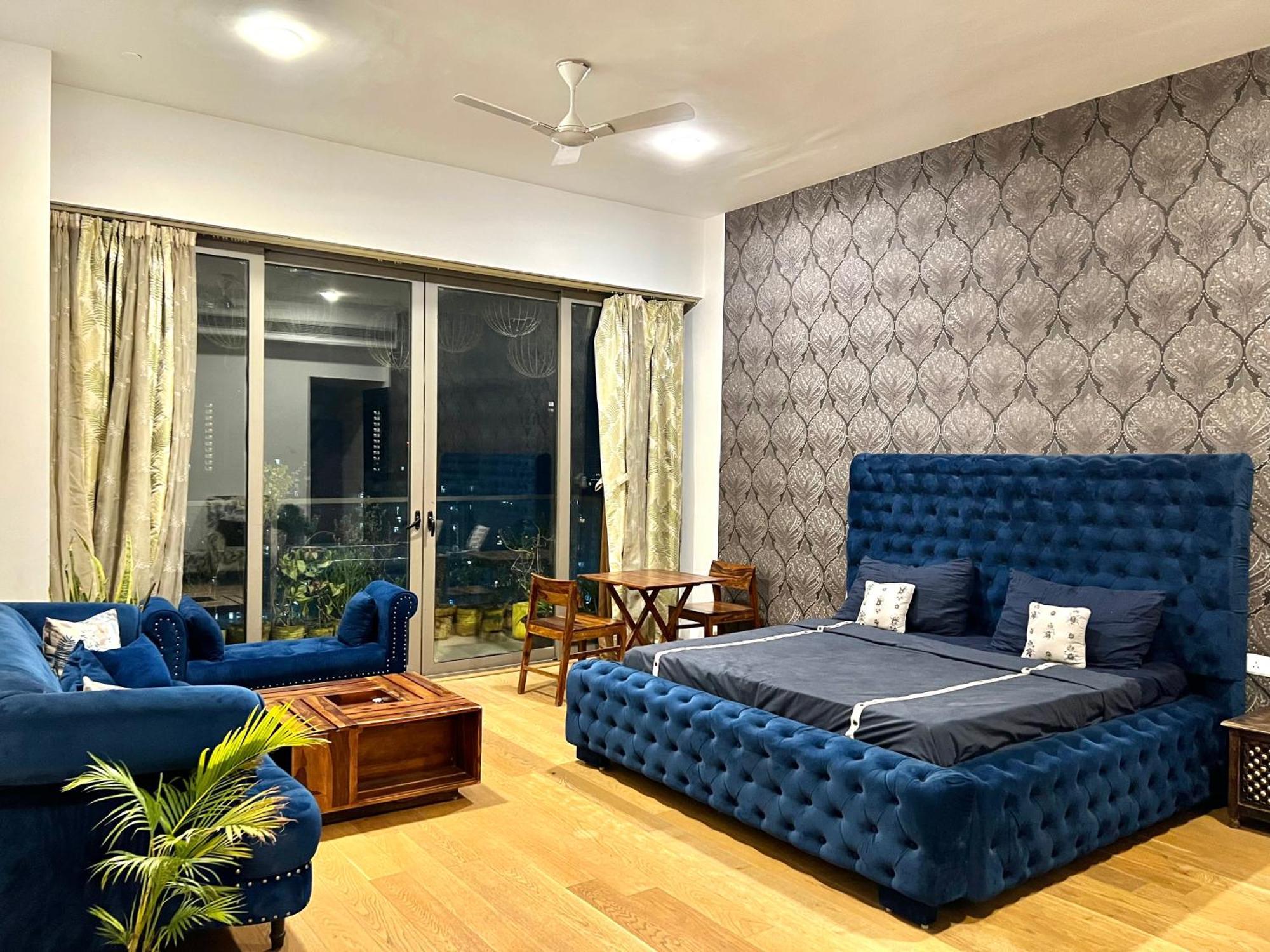 Luxury Master Bedroom With Bathtub N Private Entry Гургаон Экстерьер фото